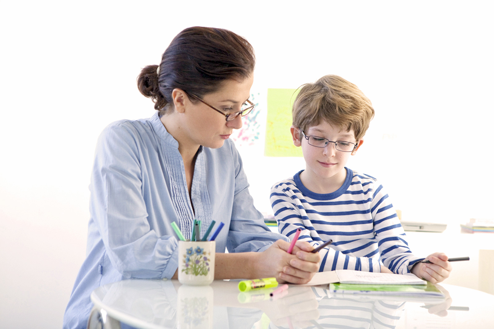 Kobieta pracująca z dzieckiem podczas terapii